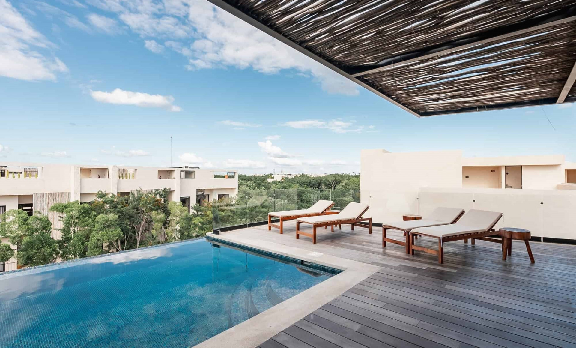 Piscina en la azotea con vistas a la selva en hotel boutique Xambé en Tulum 